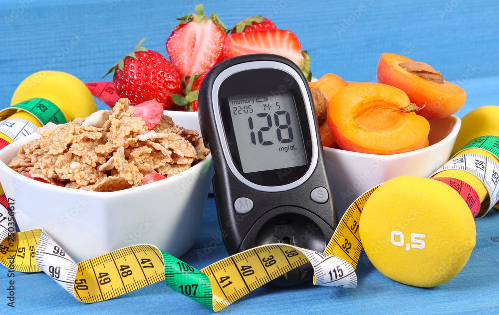 Glucómetro para controlar el nivel de azúcar, comida sana, pesas y centímetros, diabetes, estilo de vida saludable y deportivo.