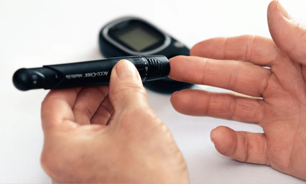 Controlar su nivel de azúcar en sangre con un monitor de glucosa